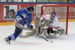 Eishockey Bundesliga Schüler - ERC Ingolstadt - Deggendorfer EC - Hess Simon #12 blau ERC Ingolstadt - Holmer Fabian #6 Torhüter Deggendorf -  Foto: Jürgen Meyer