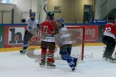 Schülerbundesliga - ERC Ingolstadt - Landshut  - Trautmann Leopold #5 weiss Ingolstadt mit dem 1:1 Ausgleichstreffer - Liam Hätinen #11 weiss Ingolstadt - Foto: Jürgen Meyer