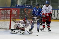 Eishockey Bundesliga Schüler - ERC Ingolstadt - Deggendorfer EC - Geiss Maximilian #16 blau ERC Ingolstadt - Holmer Fabian #6 Torhüter Deggendorf -  Foto: Jürgen Meyer