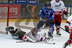 Eishockey Bundesliga Schüler - ERC Ingolstadt - Deggendorfer EC - Geiss Maximilian #16 blau ERC Ingolstadt - Holmer Fabian #6 Torhüter Deggendorf -  Foto: Jürgen Meyer