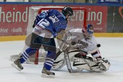 Eishockey Bundesliga Schüler - ERC Ingolstadt - Deggendorfer EC - Hess Simon #12 blau ERC Ingolstadt - Holmer Fabian #6 Torhüter Deggendorf -  Foto: Jürgen Meyer