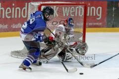 Eishockey Bundesliga Schüler - ERC Ingolstadt - Deggendorfer EC - Hess Simon #12 blau ERC Ingolstadt - Holmer Fabian #6 Torhüter Deggendorf -  Foto: Jürgen Meyer