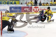 DEL - ERC Ingolstadt - Krefeld Pinguine - Jean-Francois Boucher (#84 ERC Ingolstadt) - Felix Bick Torwart Krefeld -  Oliver Mebus #22 Krefeld - Foto: Jürgen Meyer
