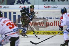 DEL - ERC Ingolstadt - Eisbären Berlin - Jared Ross mit dem Blick für den Mitspieler. Foto: Adalbert Michalik