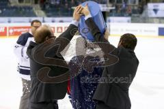 CHL- Champions League - ERC Ingolstadt - SaiPa Lappeenranta -  Jürgen Arnold Beiratsvorsitzender beim ALS Icebucketchallenge - Pressesprecher ERC Ingolstadt Claudius Rehbein links - Geschäftsführer ERC Ingolstadt Claus Gröbner - Foto: Jürgen Meyer
