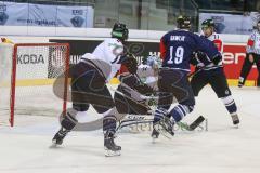 CHL- ERC Ingolstadt - EV Zug -  Christoph Gawlik (#19 ERC Ingolstadt) - Stephan Tobias Torwart EV Zug - Foto: Jürgen Meyer