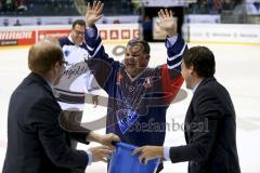 CHL- Champions League - ERC Ingolstadt - SaiPa Lappeenranta -  Jürgen Arnold Beiratsvorsitzender beim ALS Icebucketchallenge - Pressesprecher ERC Ingolstadt Claudius Rehbein links - Geschäftsführer ERC Ingolstadt Claus Gröbner - Foto: Jürgen Meyer