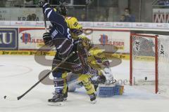 DEL - ERC Ingolstadt - Krefeld Pinguine - Patrick Hager (#52 ERC Ingolstadt) mit dem 3:1 Führungstreffer -  Thomas Duba Torwart Krefeld - Foto: Jürgen Meyer