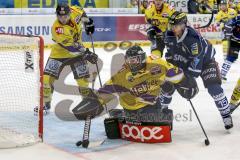DEL - ERC Ingolstadt - Krefeld Pinguine - John Laliberte (#15 ERC Ingolstadt) - Felix Bick Torwart Krefeld - Foto: Jürgen Meyer