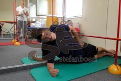 ERC Ingolstadt - Fitnesstest Benedikt Kohl - Fitnesscoach Maritta Becker im Hintergrund -  Foto: Jürgen Meyer