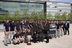 DEL - ERC Ingolstadt - Saison 2014/2015 - symbolische Audi Fahrzeugübergabe an den ERC Ingolstadt am Audi Forum Ingolstadt mit Besuch im Museum mobile - Mannschaftsfoto am Audi A3 Limousine mit Claus Gröbner und rechts Cheftrainer Larry Huras