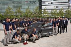 DEL - ERC Ingolstadt - Saison 2014/2015 - symbolische Audi Fahrzeugübergabe an den ERC Ingolstadt am Audi Forum Ingolstadt mit Besuch im Museum mobile - Mannschaftsfoto am Audi A3 Limousine