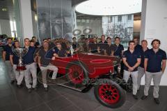 DEL - ERC Ingolstadt - Saison 2014/2015 - symbolische Audi Fahrzeugübergabe an den ERC Ingolstadt am Audi Forum Ingolstadt mit Besuch im Museum mobile - Mannschaftsfoto im Museum