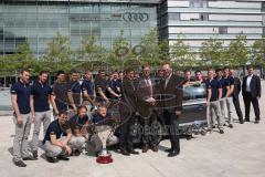 DEL - ERC Ingolstadt - Saison 2014/2015 - symbolische Audi Fahrzeugübergabe an den ERC Ingolstadt am Audi Forum Ingolstadt mit Besuch im Museum mobile - Mannschaftsfoto am Audi A3 Limousine mit Claus Gröbner und rechts Cheftrainer Larry Huras