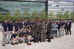 DEL - ERC Ingolstadt - Saison 2014/2015 - symbolische Audi Fahrzeugübergabe an den ERC Ingolstadt am Audi Forum Ingolstadt mit Besuch im Museum mobile - Mannschaftsfoto am Audi A3 Limousine mit Cheftrainer Larry Huras rechts