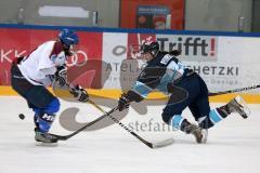 Frauen Eishockey - Bundesliga - ERC Ingolstadt - SC Garmisch-Partenkirchen - rechts Lucie Geelhaar wird geschubst und fällt zu Boden