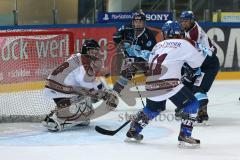 Frauen Eishockey - Bundesliga - ERC Ingolstadt - SC Garmisch-Partenkirchen - hinten mitte Tracy McCann  schiesst den Puck vorbei an der Torhüterin