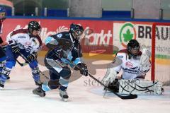 Frauen Eishockey - Bundesliga - ERC Ingolstadt - SC Garmisch-Partenkirchen - Lucie Geelhaar am gegnerischen Tor