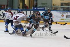 Frauen Eishockey - Bundesliga - ERC Ingolstadt - SC Garmisch-Partenkirchen - mitte Nadine Vetterl und hinten rechts Andrea Lanzl