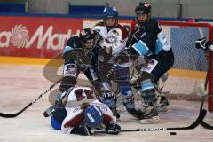 Frauen Eishockey - Bundesliga - ERC Ingolstadt - SC Garmisch-Partenkirchen - Gefährlich vor dem Tor links Jessica Hammerl und rechts Lucie Geelhaar