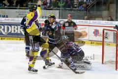 ERC Ingolstadt - Krefeld Pinguine - Timo Pielmeier (#51 ERC Ingolstadt) - Joel Perrault #27 Krefeld - Benedikt Schopper (#11 ERC Ingolstadt) - Foto: Jürgen Meyer