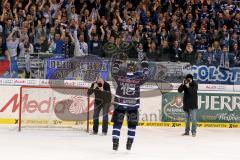 ERC Ingolstadt - Straubing Tigers - John Laliberte (#15 ERC Ingolstadt) bedankt sich bei den Fans - Foto: Jürgen Meyer