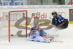 DEL - ERC Ingolstadt - Iserlohn Roosters - Ryan MacMurchy (27) rechts überwindet Goalie Mathias Lange und erzielt in Unterzahl das 1:0 Tor, Jubel