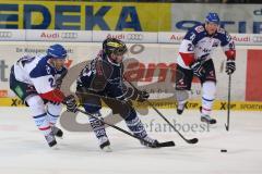 DEL - Eishockey - ERC Ingolstadt - Adler Mannheim - Thomas Greilinger (ERC 39) im Kampf um den Puck