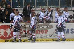 DEL - Eishockey - PlayOff - ERC Ingolstadt - Iserlohn Roosters - 1. Spiel - Tor Jubel Iserlohn Ausgleich 1:1 hinten Co-Trainer Bartman Jamie (Iserlohn)