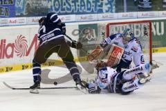 DEL - ERC Ingolstadt - Iserlohn Roosters - links Martin Davidek (12) knapp am Tor von Goalie Mathias Lange