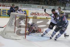 DEL - ERC Ingolstadt - Kölner Haie -  John Laliberte (#15 ERC Ingolstadt) mit dem 1:2 Anschlusstreffer - #33 Danny aus den Birken Torwart Kölner Haie - Foto: Jürgen Meyer