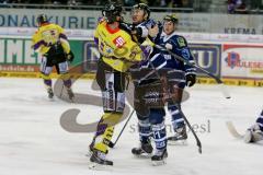 ERC Ingolstadt - Krefeld Pinguine - Joel Perrault #27 Krefeld - Benedikt Schopper (#11 ERC Ingolstadt) im Zweikampf - Foto: Jürgen Meyer