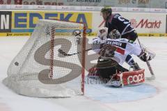 DEL - ERC Ingolstadt - Kölner Haie - Brandon Buck (#9 ERC Ingolstadt) mit dem Ausgleichstreffer zum 2:2 - #33 Danny aus den Birken Torwart Kölner Haie -  Foto: Jürgen Meyer