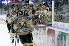 DEL - ERC Ingolstadt - Düsseldorfer EG  - Brandon Buck (#9 ERC Ingolstadt) zum 1:2 Anschlusstreffer - Abklatschen an der Spielerbank - Foto: Jürgen Meyer