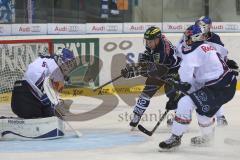 DEL - ERC Ingolstadt - EHC RedBull München - Patrick Hager (52) trifft Florian Hardy (Nr.51,Torwart EHC Red Bull München)am Helm