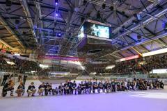 DEL - Eishockey - ERC Ingolstadt - Hamburg Freezers - Sieg im letzten DEL Spiel der Saison, die Mannschaft kniet vor den Fans Jubel Halle voll