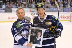 DEL - ERC Ingolstadt - Kölner Haie -  Patrick Hager (#52 ERC Ingolstadt) Panther des  Monats Januar - Hans Fischer übergibt Urkunde Patrick Hager (#52 ERC Ingolstadt) -  Foto: Jürgen Meyer