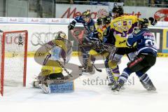 ERC Ingolstadt - Krefeld Pinguine - Brandon Buck (#9 ERC Ingolstadt) - Ryan MacMurchy (#27 ERC Ingolstadt) - Tomas Duba Torwart Krefeld - Foto: Jürgen Meyer