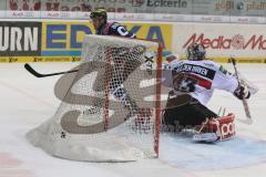 DEL - ERC Ingolstadt - Kölner Haie - Brandon Buck (#9 ERC Ingolstadt) mit dem Ausgleichstreffer zum 2:2 - #33 Danny aus den Birken Torwart Kölner Haie -  Foto: Jürgen Meyer