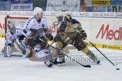 DEL - ERC Ingolstadt - Hamburg Freezers - rechts Martin Davidek (12) links lauert Goalie Sebastien Caron (HF - 35)