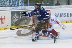 DEL - Eishockey - Playoff - Spiel 5 - ERC Ingolstadt - DEG Düsseldorf - Brendan Brooks (ERC 49) knapp am Tor von Torhüter Tyler Beskorowany (DEG 39), fängt Puck in der Luft