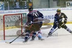 DEL - ERC Ingolstadt - Iserlohn Roosters - links Benedikt Schopper (11) knapp am Tor von Goalie Mathias Lange