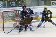 DEL - ERC Ingolstadt - Iserlohn Roosters - links Benedikt Schopper (11) knapp am Tor von Goalie Mathias Lange