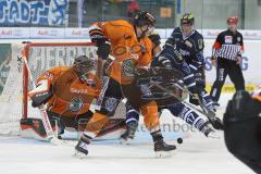 DEL - ERC Ingolstadt - Grizzly Adams Wolfsburg - Petr Taticek (17) fällt vor dem Tor und verpasst den Puck, Goalie Sebastian Vogl