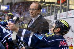 DEL - ERC Ingolstadt - Grizzly Adams Wolfsburg - Larry Huras (Trainer ERC Ingolstadt) im Gespräch mit Ryan MacMurchy (#27 ERC Ingolstadt) - Foto: Jürgen Meyer