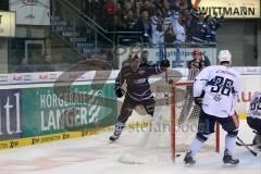 DEL - Eishockey - ERC Ingolstadt - Hamburg Freezers - Jeffrey Szwez (ERC 10) trifft zum 7:0 Tor Jubel Puck