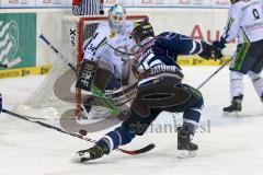 ERC Ingolstadt - Straubing Tigers - John Laliberte (#15 ERC Ingolstadt) - Dustin Strahlmeier Torwart Straubing - Foto: Jürgen Meyer