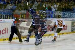 DEL - ERC Ingolstadt - Grizzly Adams Wolfsburg - Jeffrey Szwez (#10 ERC Ingolstadt) mit dem Treffer zum 1:0 - Patrick Hager (#52 ERC Ingolstadt) - Matt Dzieduszycki #22 Wolfburg - Foto: Jürgen Meyer