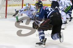 ERC Ingolstadt - Straubing Tigers -Ryan MacMurchy (#27 ERC Ingolstadt) - Dustin Strahlmeier Torwart Straubing - Foto: Jürgen Meyer