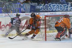 DEL - ERC Ingolstadt - Grizzly Adams Wolfsburg - Patrick Hager (52) links wird von Nicholas Schaus der Puck weggenommen